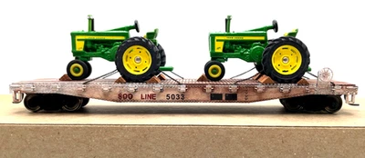 HO WALTHERS TRAINLINE 931-1608 50' FLAT CAR 2 DEERE 720 TRACTORS SOO LINE WEATHE - Image 1 of 2