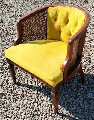 Silla con respaldo de barril moderna vintage de mediados de siglo caña amarilla años 60 70 MCM Regency Foto 1 de 4