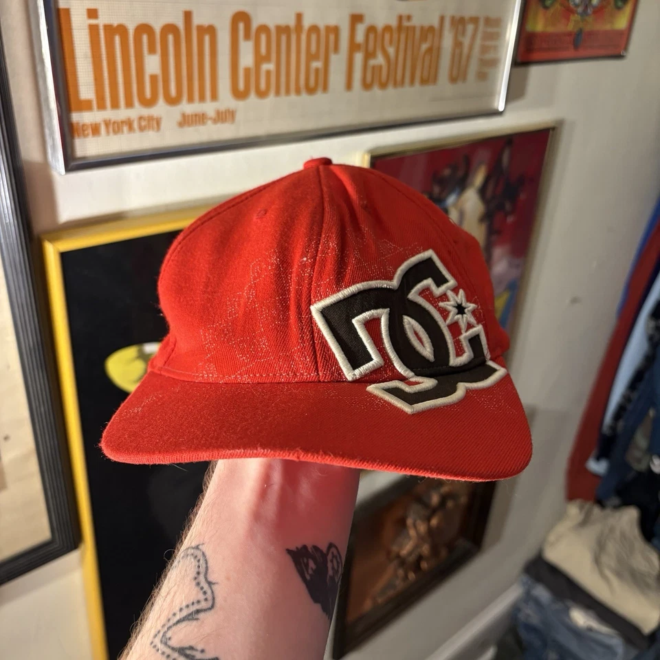 90 年代后期 DC 鞋 Flex Fit Fit AOP 帽子 — 第 1/3 张图片