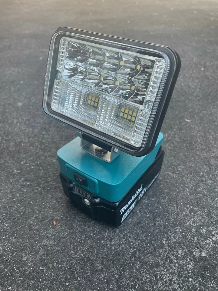 Luz de Trabajo Makita 18V Li-ion, 2ª Gen, 26 LED, Protección Baja Tensión Foto 1 de 4
