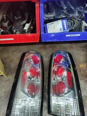 LUZ TRASERA ESTILO EURO APC 404110TLR CHEVY/GMC Foto 1 de 3