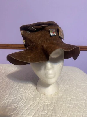 Sombrero cubo marrón gamuza años 70 con alfileres Foto 1 de 4