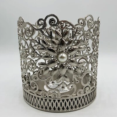 Candelabro Bath & Body Works flor plateada celosía floral perla para 3 mechas Foto 1 de 4