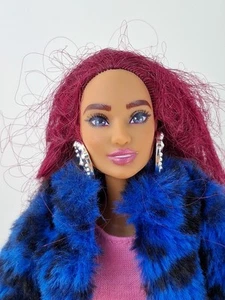 Barbie Extra Doll # 17 capelli lunghi bordeaux con vestito originale giacca pantaloni camicia - Foto 1 di 3