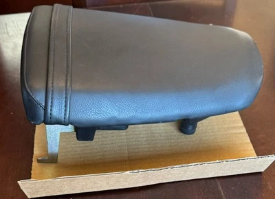 Assento Triumph Speed Triple/Daytona 955i Pillion original do fabricante T2304880 - Imagem 1 de 4