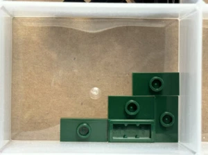 LEGO Teile - dunkelgrüne Platte 1 x 2 mit 1 Nieten (Pullover) - Nr. 15573 - MENGE 5 - Bild 1 von 1