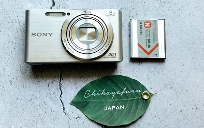 SONY CYBER-SHOT DSC-W830 20.1MP 8X DIGITALKAMERA Silber Schneller Versand - Bild 1 von 4