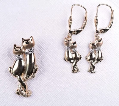 Conjunto de aretes colgantes y colgantes perforados para gatos de 10K de oro amarillo con collares de diamantes Foto 1 de 4