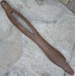 Antico P.O. firmato Piastra bruciatore in ghisa manico sollevatore pentola per stufe - Foto 1 di 3