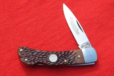 Cuchillo de hoja de bloqueo de caballero REMINGTON UMC #R5 EE. UU. Jigged Delrin GRABADO USADO Foto 1 de 4