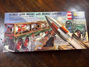 REVELL AUTHENTIC *1958*1995 EHRLICHE JOHN-RAKETE MIT MOBILEM TRÄGER MODELLBAUSATZ  - Bild 1 von 6