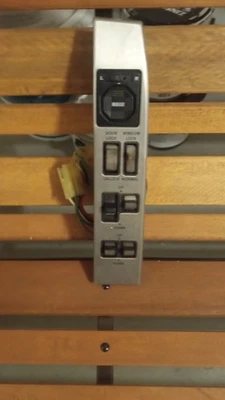 Toyota Cressida Master Switch 1984 fabricante de equipos originales 190360 en coche Foto 1 de 2