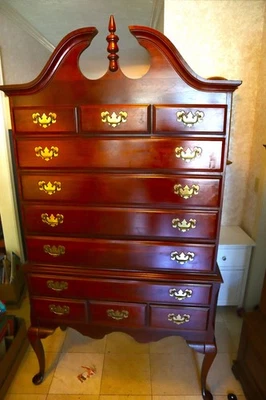 Cofre Highboy Crescent Queen Anne estilo cereza tallada Foto 1 de 4