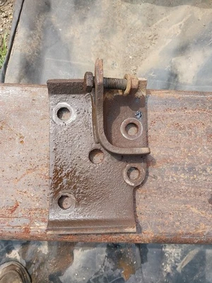 81-93 DODGE D100 D150 V8 4WD 4X4 FRONT AXLE MOUNT PLATE SWAY BAR BRACKET RH Side - Image 1 of 2