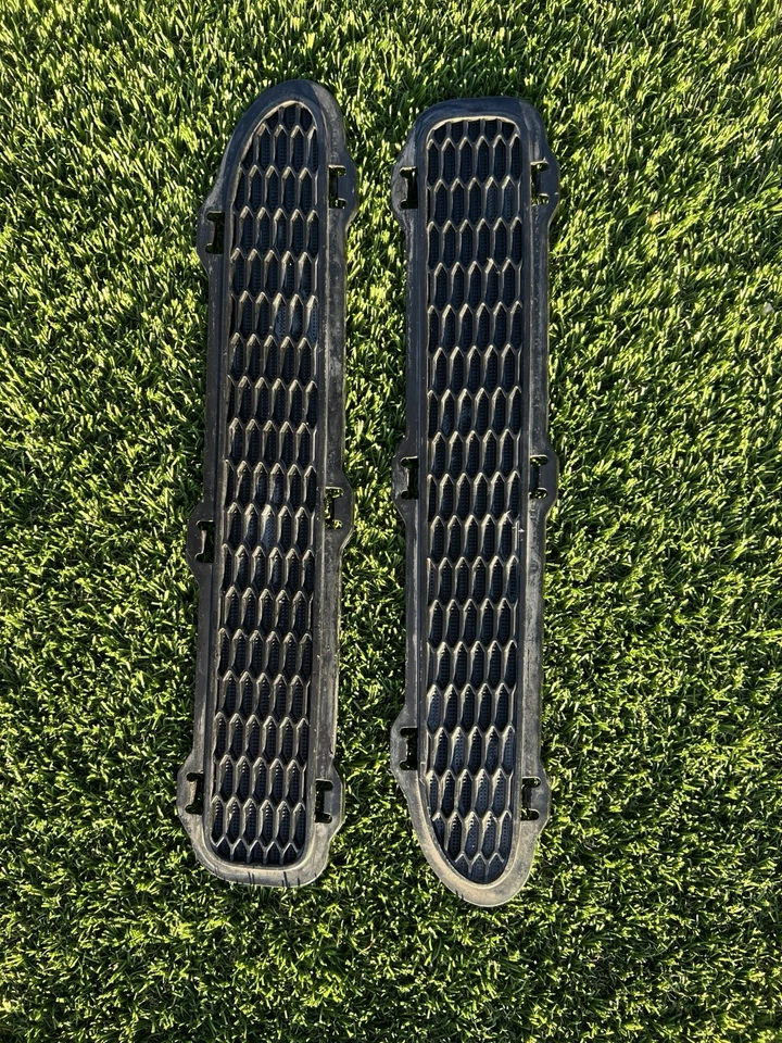 02-08 Mini Cooper S OEM parachoques trasero izquierdo y derecho rejilla insertable 7068398 7068397 Foto 1 de 4