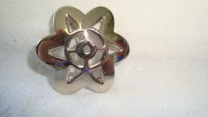 Vintage White Metal Flower Shape Brooch - Picture 1 of 3