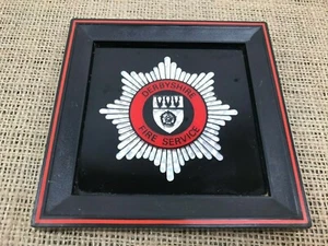 VINTAGE BRITISH DERBYSHIRE FIRE SERVICE FRAMED MIRRORED WALL PLAQUE CREST - Foto 1 di 5