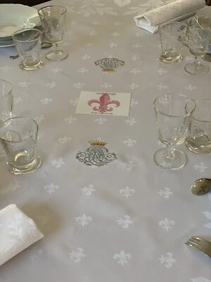 Antik’Etoffe, Nappe Fleurs De Lys Monogramme sous Couronne,Cadeau Unique,105x110 - Photo 1/4