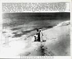 1983 Press Photo Officials inspect an oily beach on Kubur Island off Kuwait