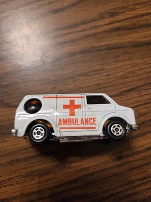 Ambulancia Bedford blanca vintage con letras rojas Foto 1 de 4