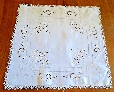 Napperon début XXe en lin brodé ,entourage en dentelles aux fuseaux -58 x 54 cm - Photo 1/4