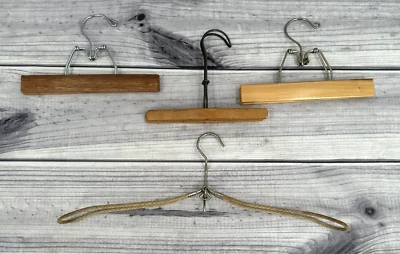 LOTE DE PERCHAS DE ROPA VINTAGE - 3 PERCHAS DE MADERA PARA PANTALONES / 1 PERCHA DE ALAMBRE PLEGABLE Foto 1 de 4