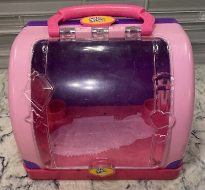 Little Live Pets Lil’ Cutie Cachorro Portador Juguete Jaula Estuche Rosa Púrpura Foto 1 de 4