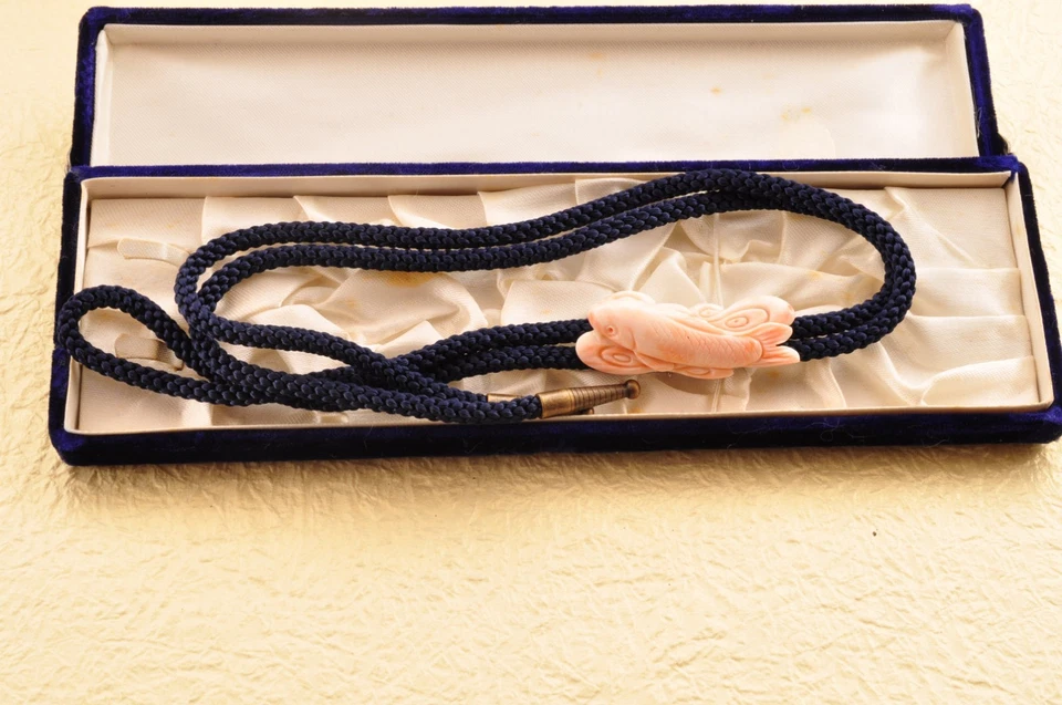 Certificación, Corbata Antigua Piel de Ángel Coral, Estuche Tallado "Carpa" (89,5ct). Foto 1 de 4