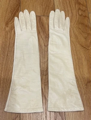 Guantes de noche beige vintage. Forrado de seda. Hecho en Francia. Nunca usado Foto 1 de 4