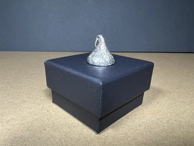 Heavy Vintage SOLID Sterling Silver Hershey's Kiss Chocolate Charm Pendant 925 - Imagem 1 de 4