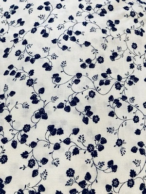 De Colección Tela Cranston Pequeña Azul Marino Fresas Flores Calicó en Crema 2.5Y Foto 1 de 3