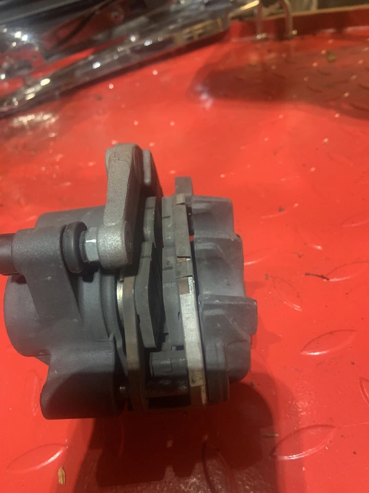 04-09 Pinza de freno delantera Honda VT750CA Shadow Aero 750 Foto 1 de 3