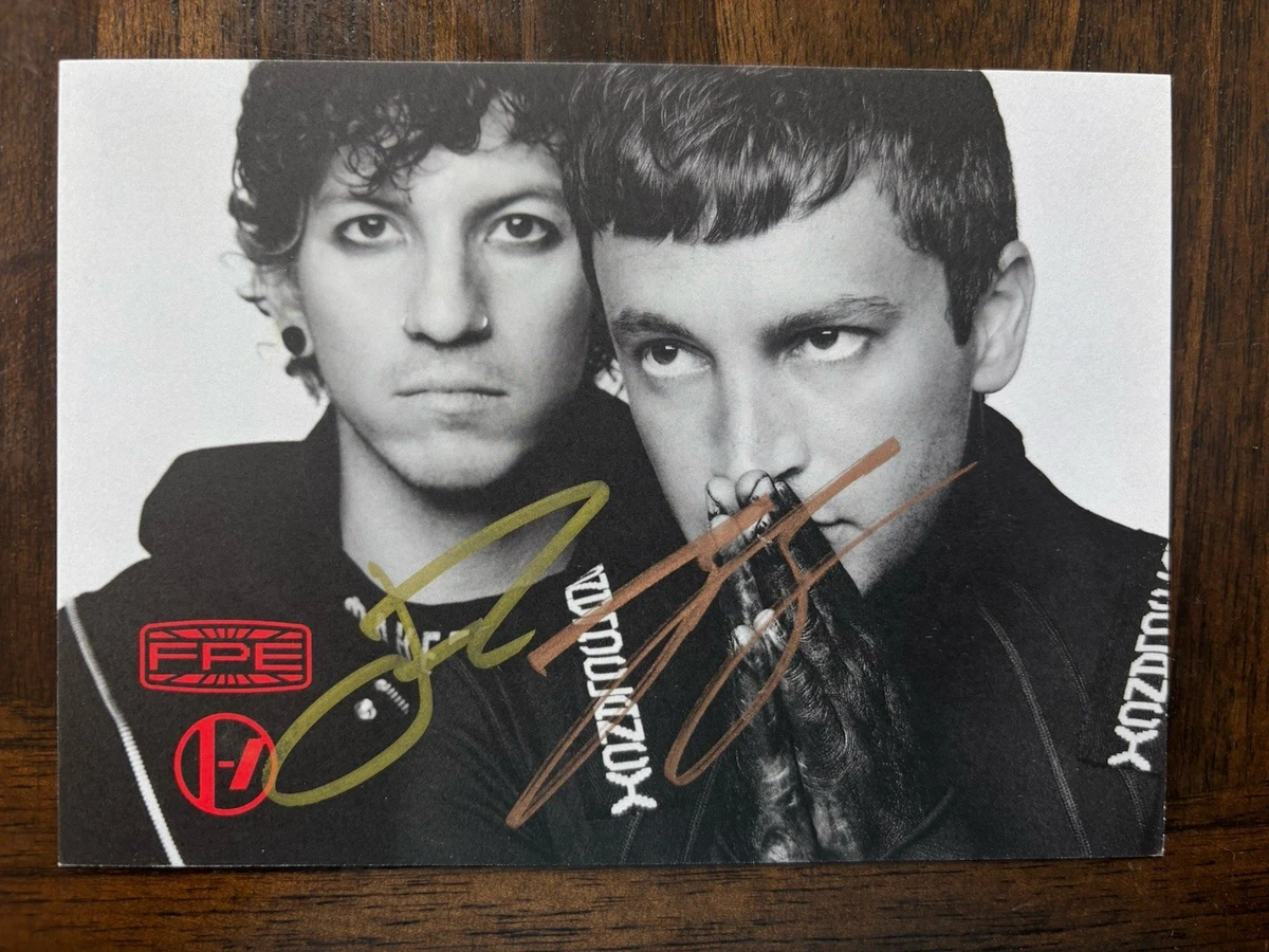 トゥエンティ・ワン・パイロット直筆サイン入り超大型写真…アメリカロックバンド トゥエンティ・ワン・パイロット直筆サイン入り超大型写真…アメリカ