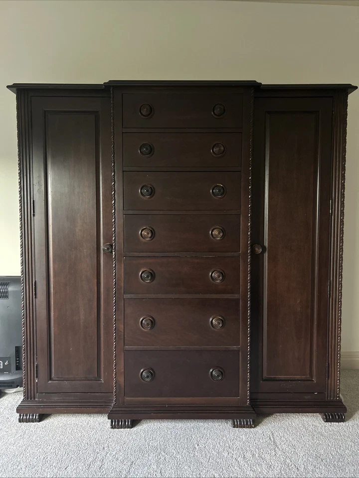 Pecho de caballero Bernhardt  Foto 1 de 4