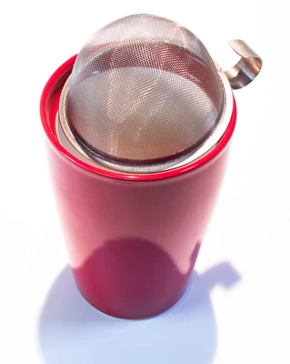Taza roja Tea Forte con cesta infusora y tapa Foto 1 de 4