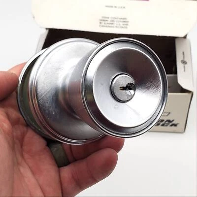 Cerradura de entrada con perilla de puerta Falcon cromo satinado EE. UU. 26D Beverly 521DL 2-3/4 pulgadas BS NOS Foto 1 de 4