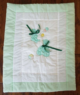 Edredón bebé hecho a mano verde y blanco osos de peluche globos pintados a mano en Inglaterra Foto 1 de 4