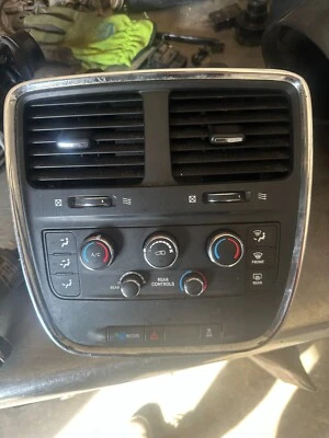 11-20 UNIDAD DE CONTROL DE AIRE ACONDICIONADO CALENTADOR DELANTERO DODGE CARAVANA CON 3 CONTROLES DE ZONA Y VENTILACIONES Foto 1 de 4