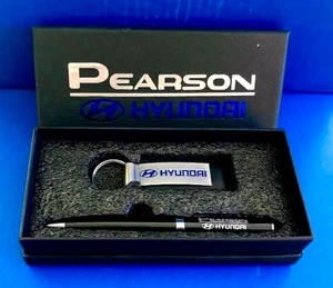 HYUNDAI KEYRING & PEN SET—DEALER PROMO WITH PRESENTATION BOX—KEY RING FOB—NOS - Foto 1 di 4
