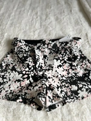 Pantalones cortos Express de tiro alto negros y rosas florales bolsillo frontal para mujer talla 2 Foto 1 de 2