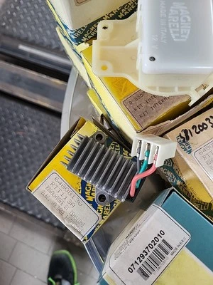 REGOLATORE ALTERNATORE PER FIAT 126 128 850T 900T E LANCIA BETA 12V MARELLI  - Immagine 1 di 4