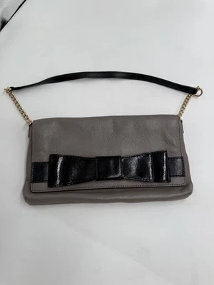 Bolso de Hombro Kate Spade Gris y Negro Cuero Lazo con Correa de Cadena Plateada Usado en Excelente Condición Foto 1 de 4