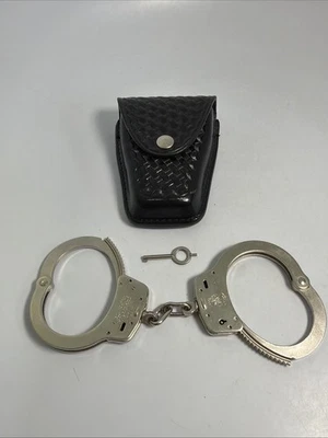 De colección The Smith & Wesson Co. Esposas + Llave USA M100 + Funda Dutyman 8821U Foto 1 de 4