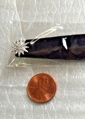 Gargantilla de terciopelo negro con colgante de estrella de circonita cúbica #joyería #collar #moda Foto 1 de 3