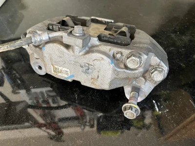 GM 2021-2023 Cadillac Escalade Chevrolet Silverado Front Caliper Right RH OEM - Image 1 of 3
