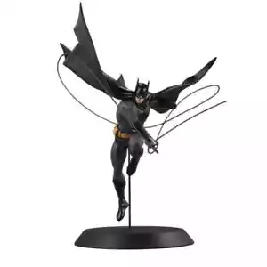 Estatua de resina DC Direct DC Designer Series Batman por Dan Mora - Imagen 1 de 13