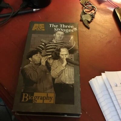 Biography The Three Stooges [VHS],  Moe  Larry Curly A&E Foto 1 de 3