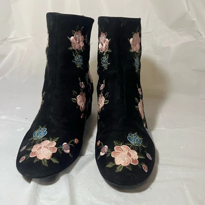 Impresionantes botas bordadas Foto 1 de 4