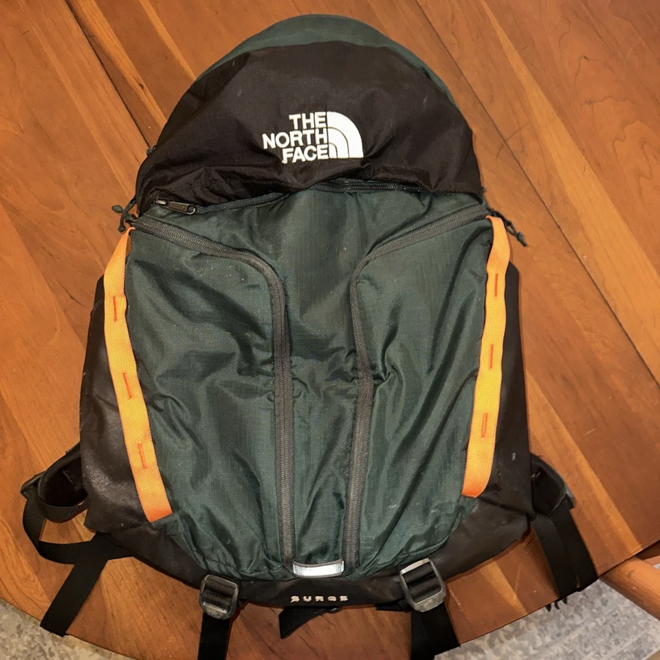 Mochila para portátil THE NORTH FACE Surge Commuter, TNF 28L, Tnf azul marino/Tnf negra  Foto 1 de 4