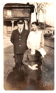 RAILROAD OFFICER & FAMILY,WISCONSIN DELLS,1920'S.VTG 4.3" x 2.7" PHOTO*6 - Picture 1 of 2